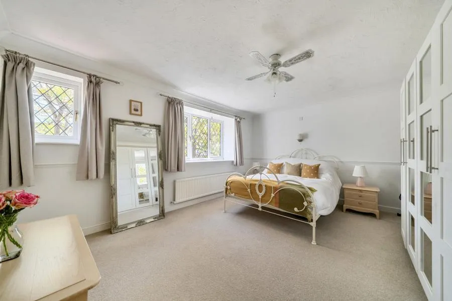 Bishops Grove, Windlesham, GU20, photo 13