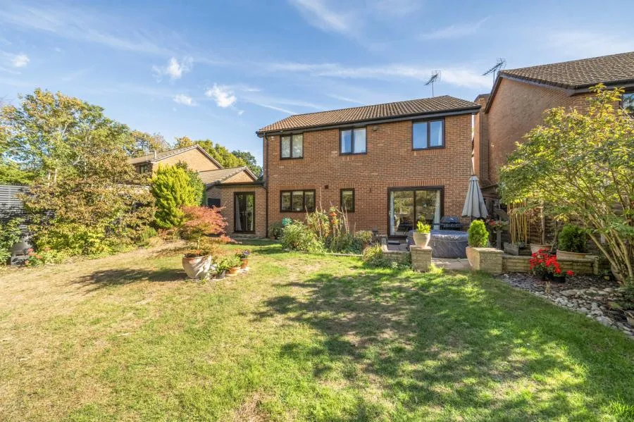 Bishops Grove, Windlesham, GU20, photo 19