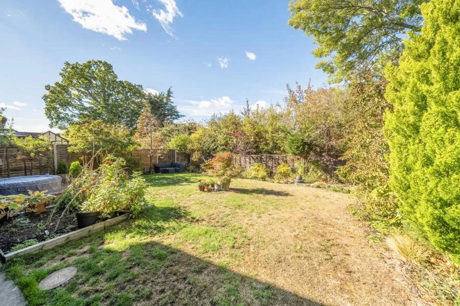 Bishops Grove, Windlesham, GU20, photo 4