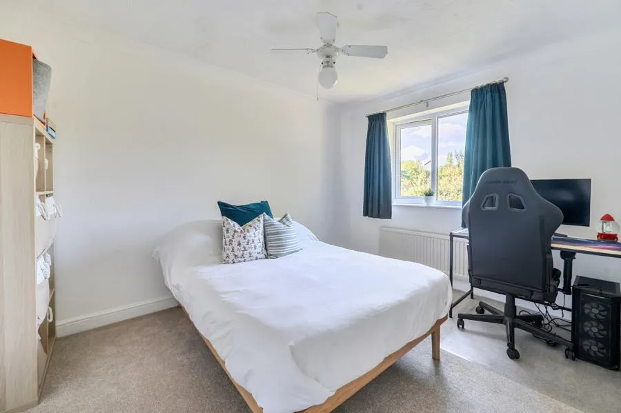 Bishops Grove, Windlesham, GU20, photo 17