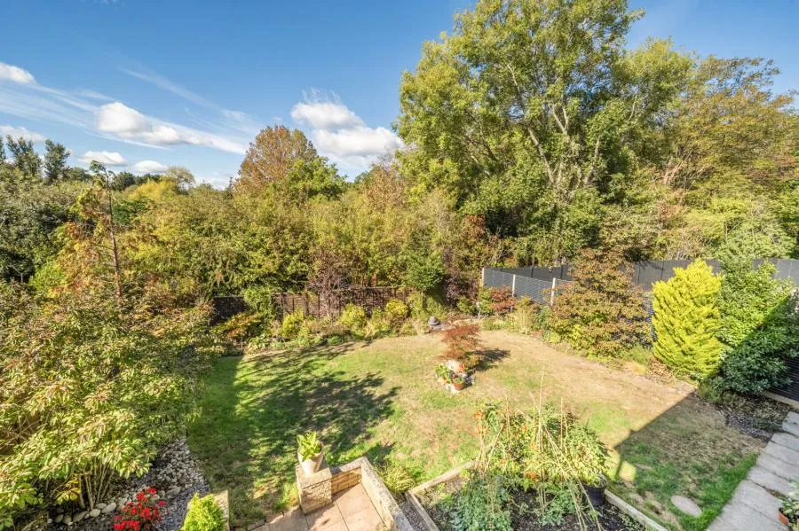 Bishops Grove, Windlesham, GU20, photo 21