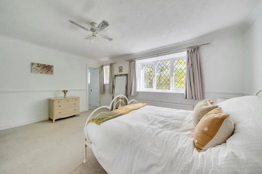 Bishops Grove, Windlesham, GU20, photo 15
