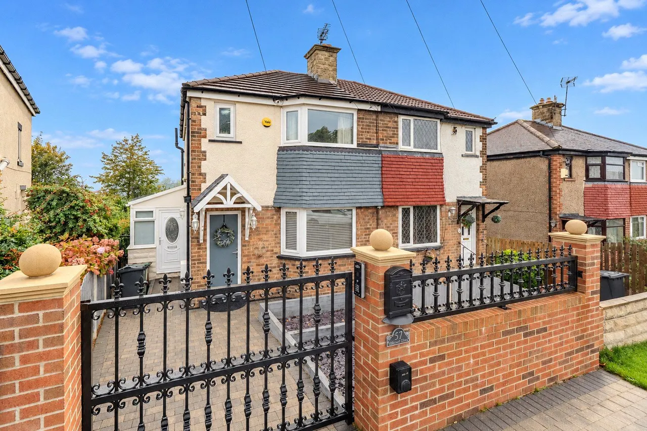2 bed house for sale, Hill Court Drive, Leeds, LS13