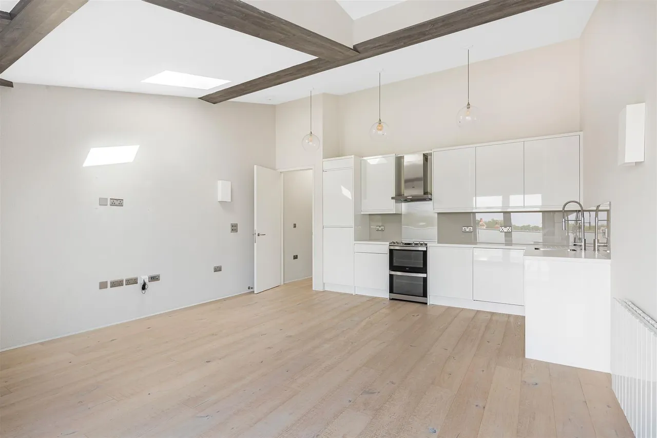 2 bed flat to rent, Lambton Road, London, SW20