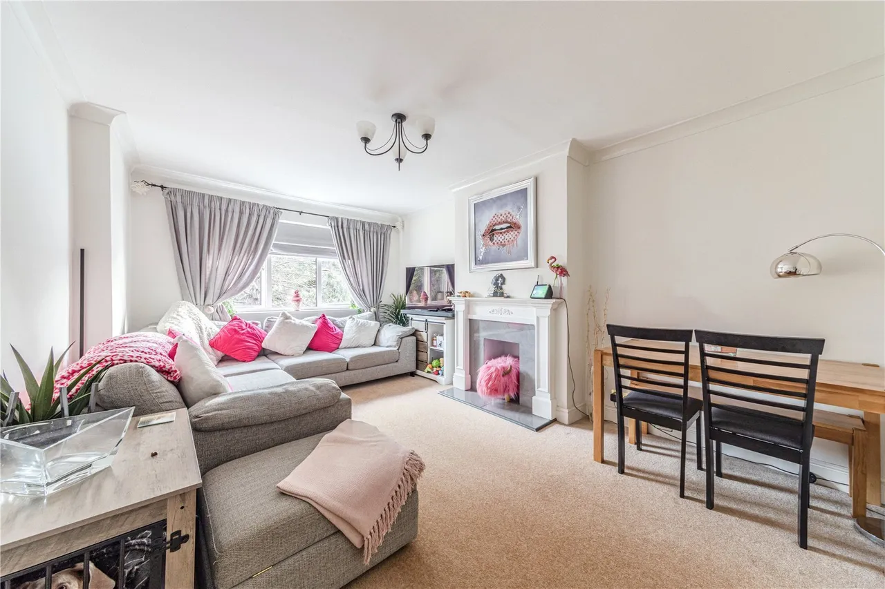 2 bed flat for sale, High Road, Byfleet