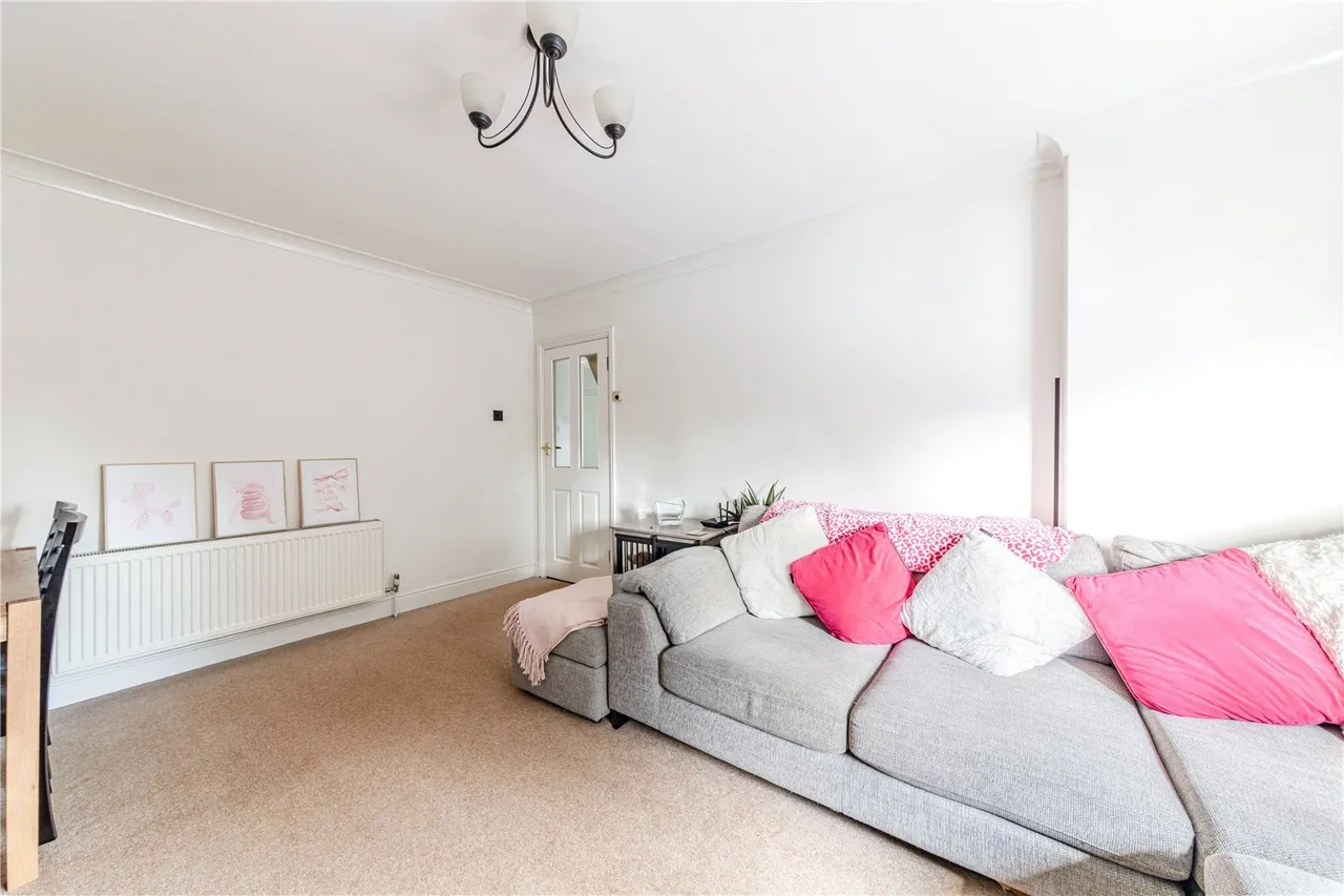 High Road, Byfleet, photo 2