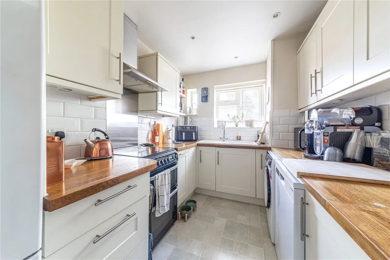 High Road, Byfleet, photo 4