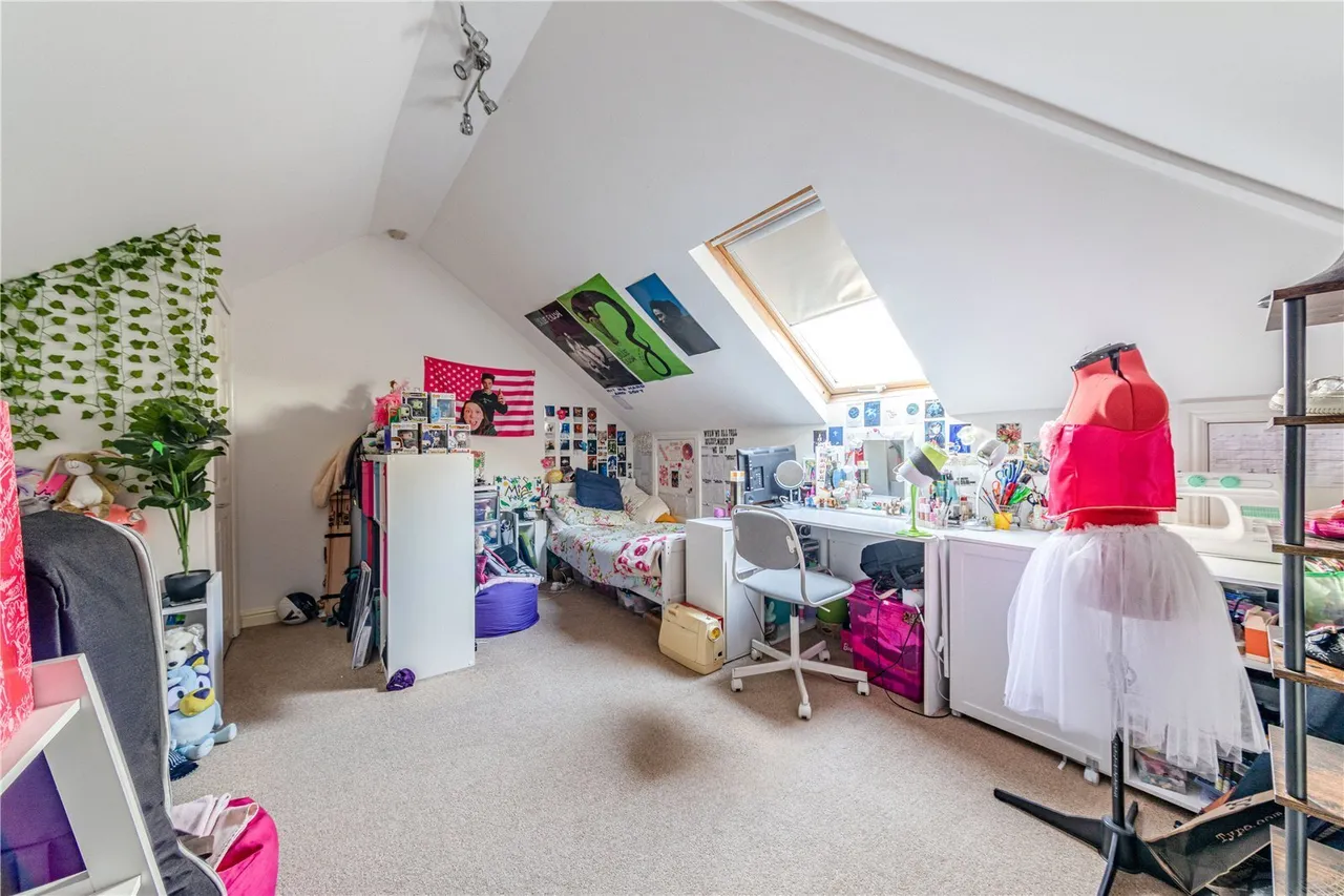 High Road, Byfleet, photo 10