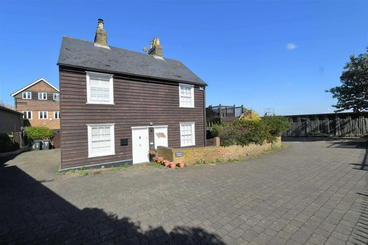 3 bed house for sale, Pier Road, Greenhithe, DA9