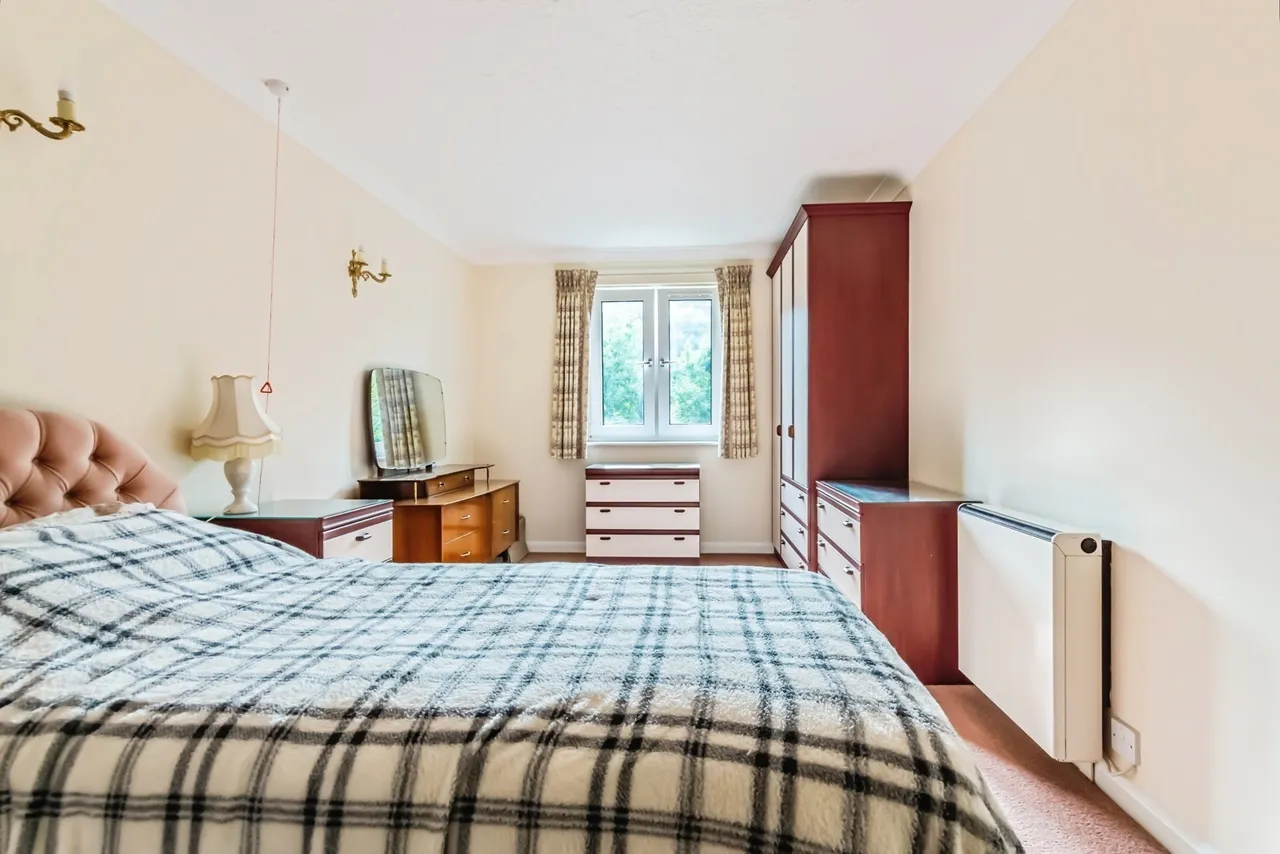 Bourne Court, Croydon Road, Caterham, Surrey, CR3, photo 2