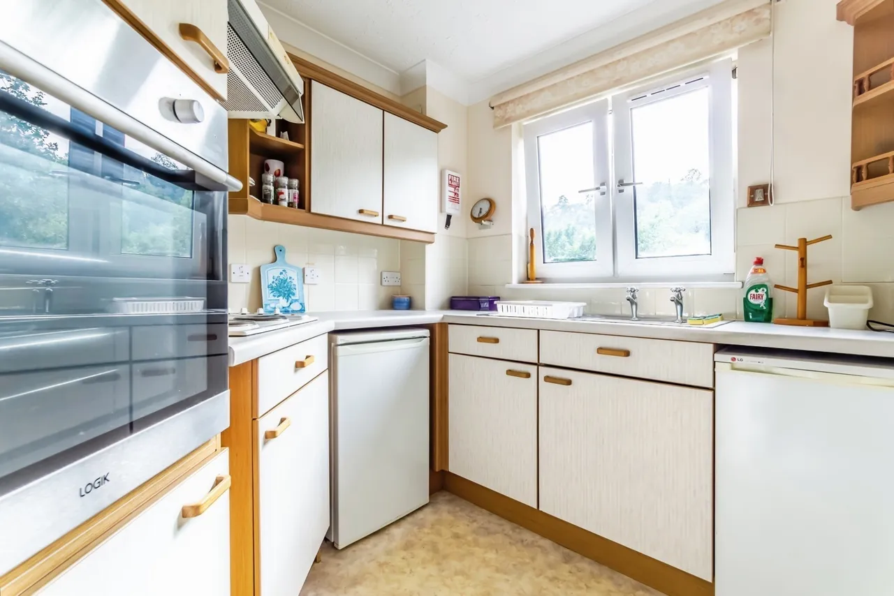 Bourne Court, Croydon Road, Caterham, Surrey, CR3, photo 12