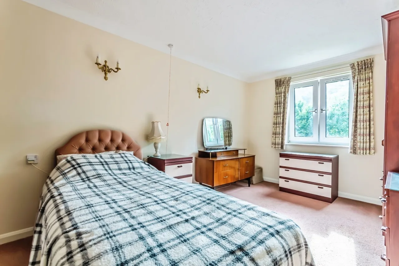 Bourne Court, Croydon Road, Caterham, Surrey, CR3, photo 10