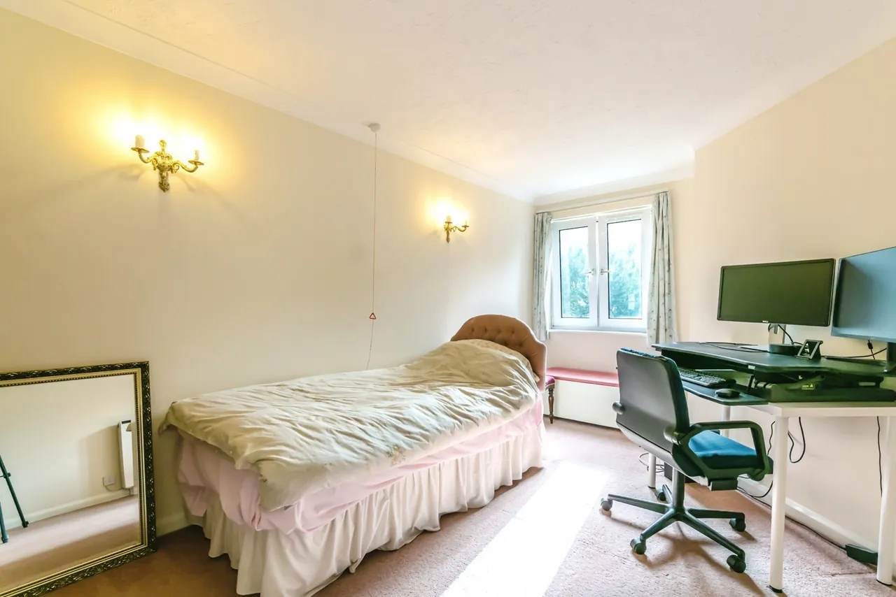 Bourne Court, Croydon Road, Caterham, Surrey, CR3, photo 4