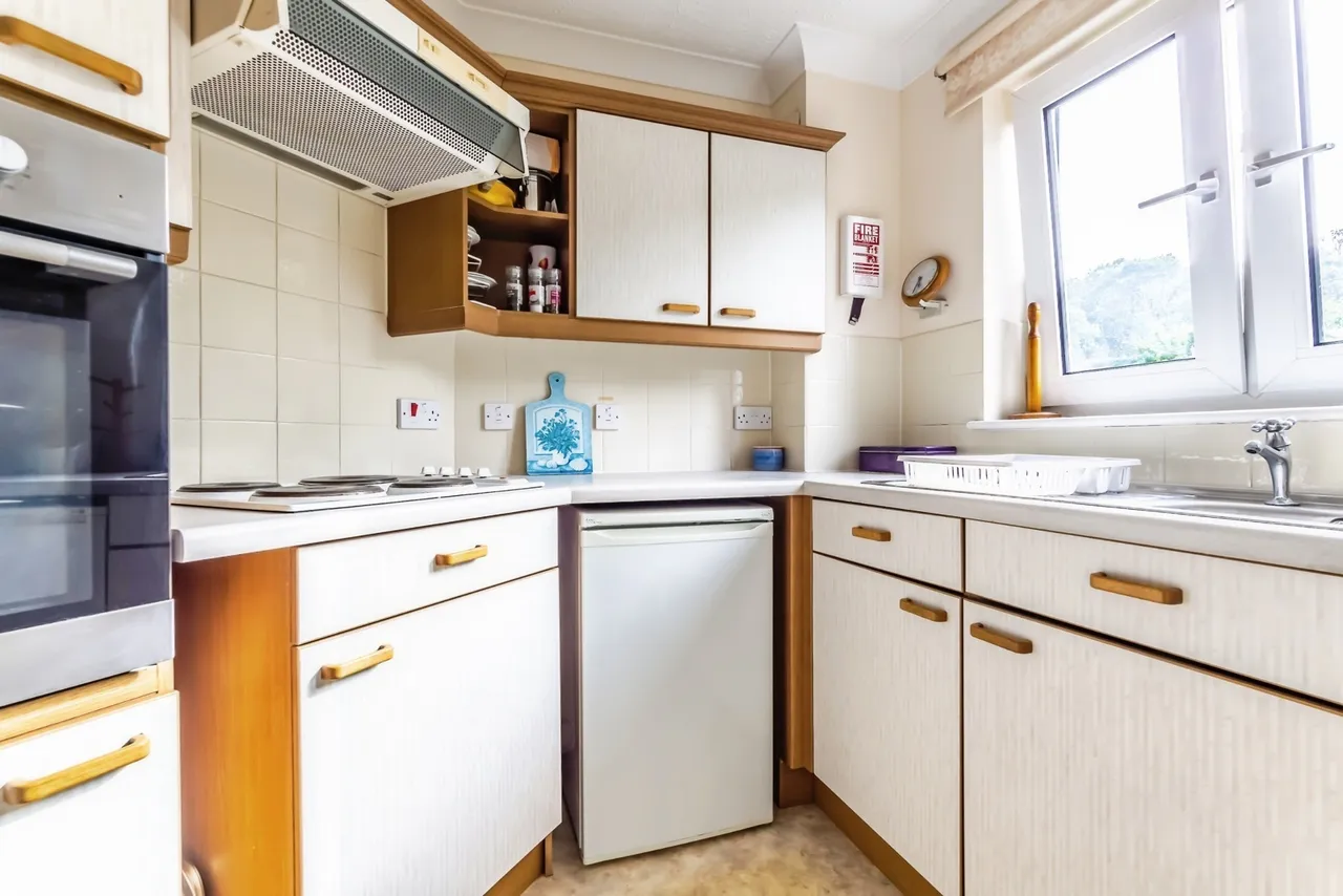 Bourne Court, Croydon Road, Caterham, Surrey, CR3, photo 6