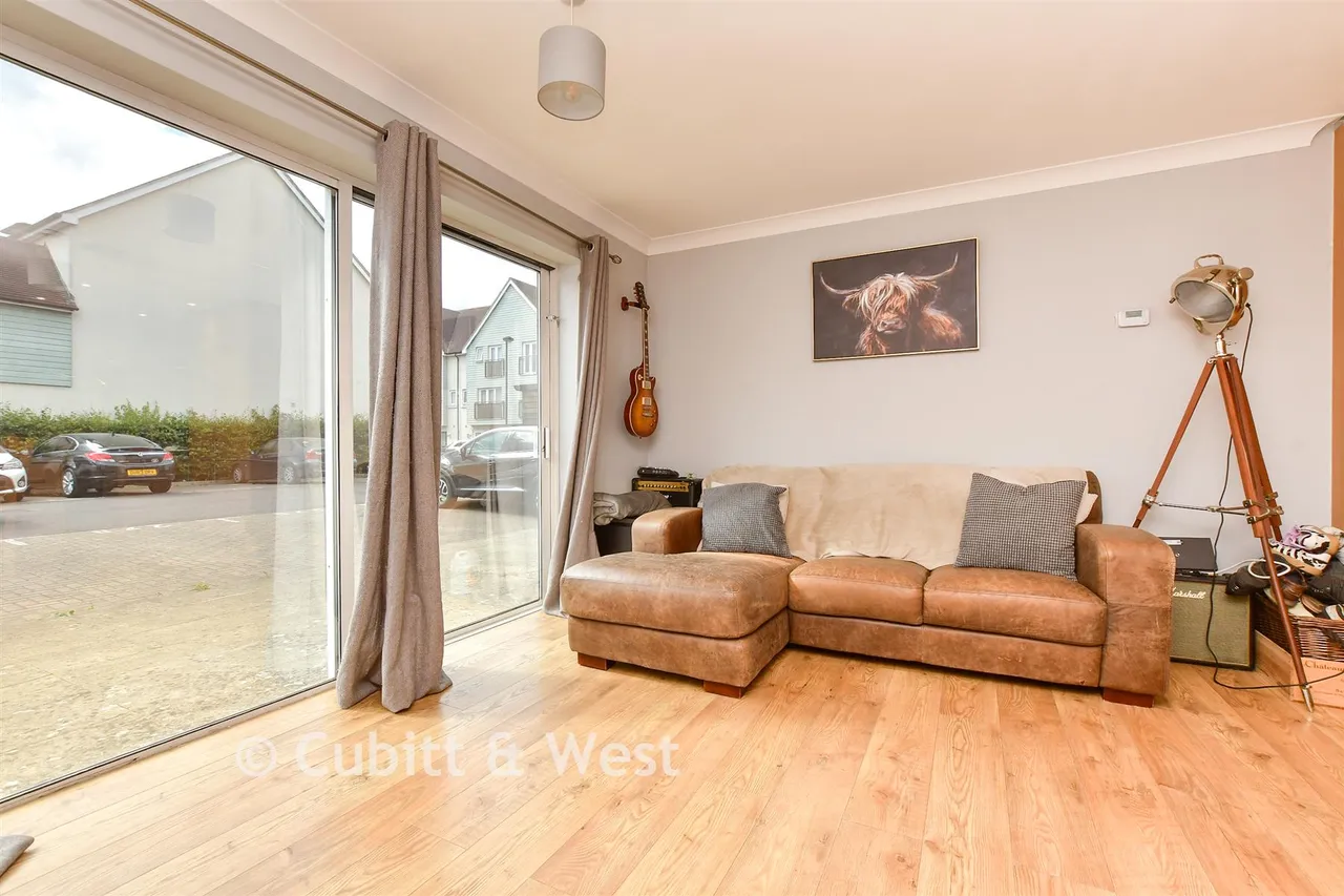 Canalside, Redhill, RH1, photo 3