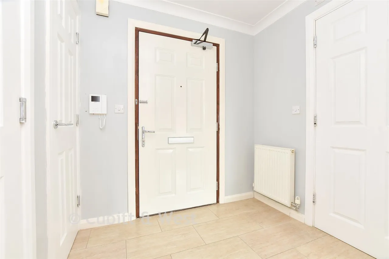 Canalside, Redhill, RH1, photo 6