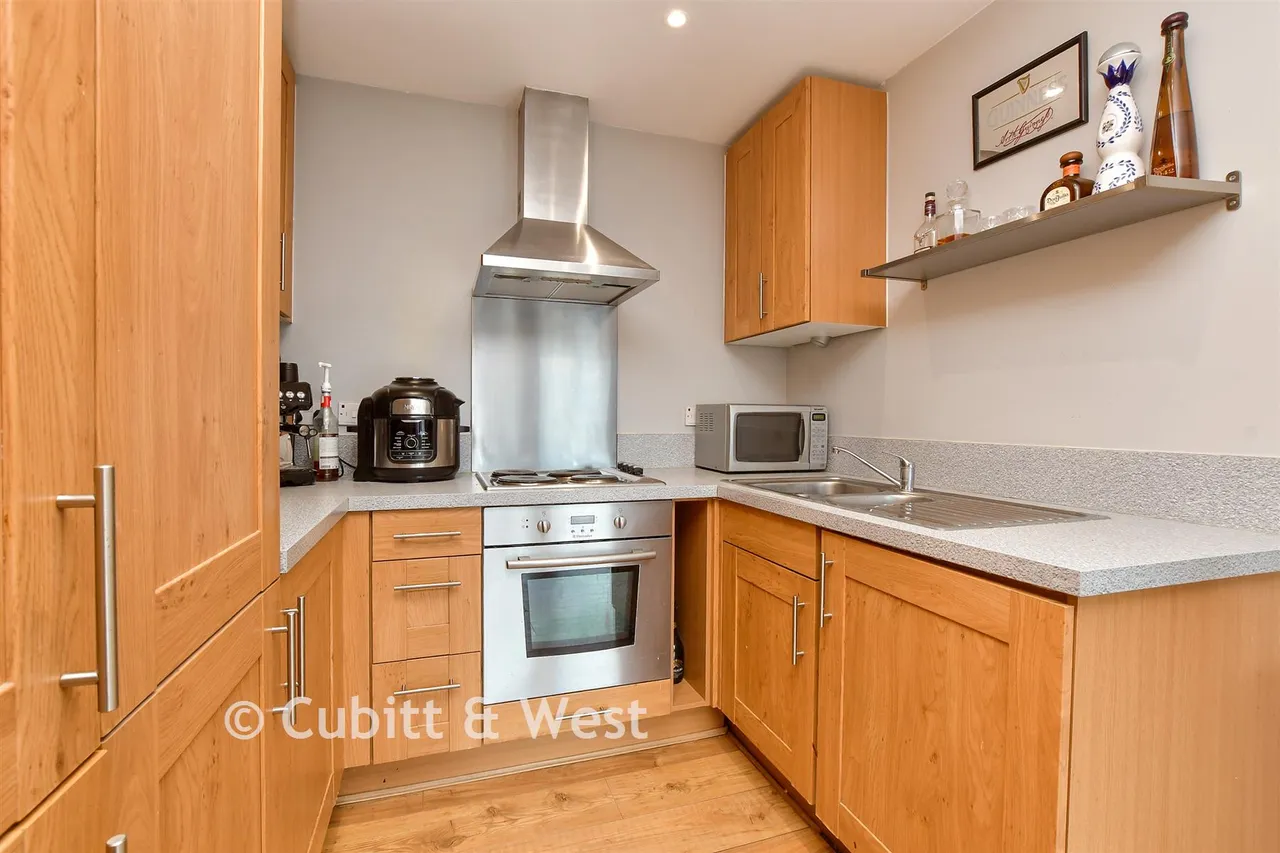 Canalside, Redhill, RH1, photo 4