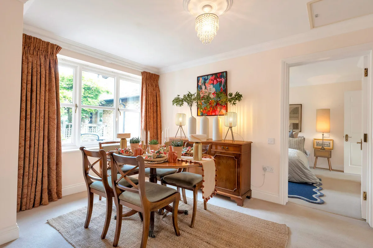 Horsham, RH13, photo 6