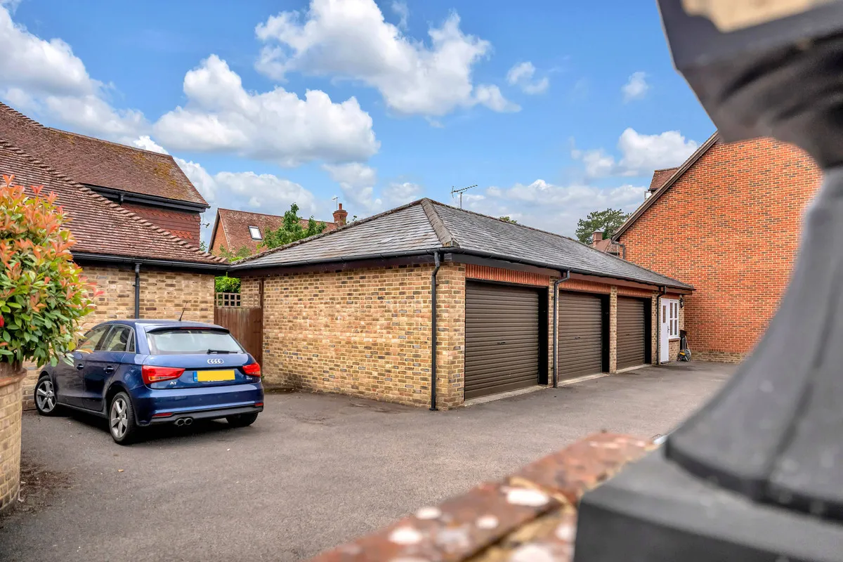 Horsham, RH13, photo 22