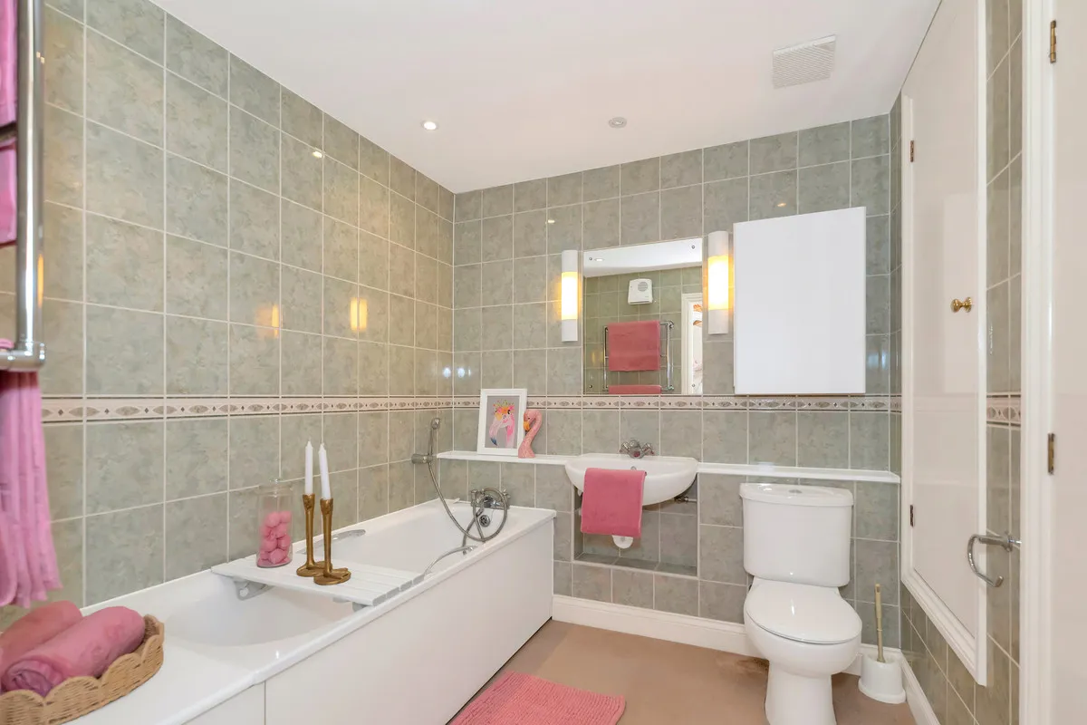 Horsham, RH13, photo 16