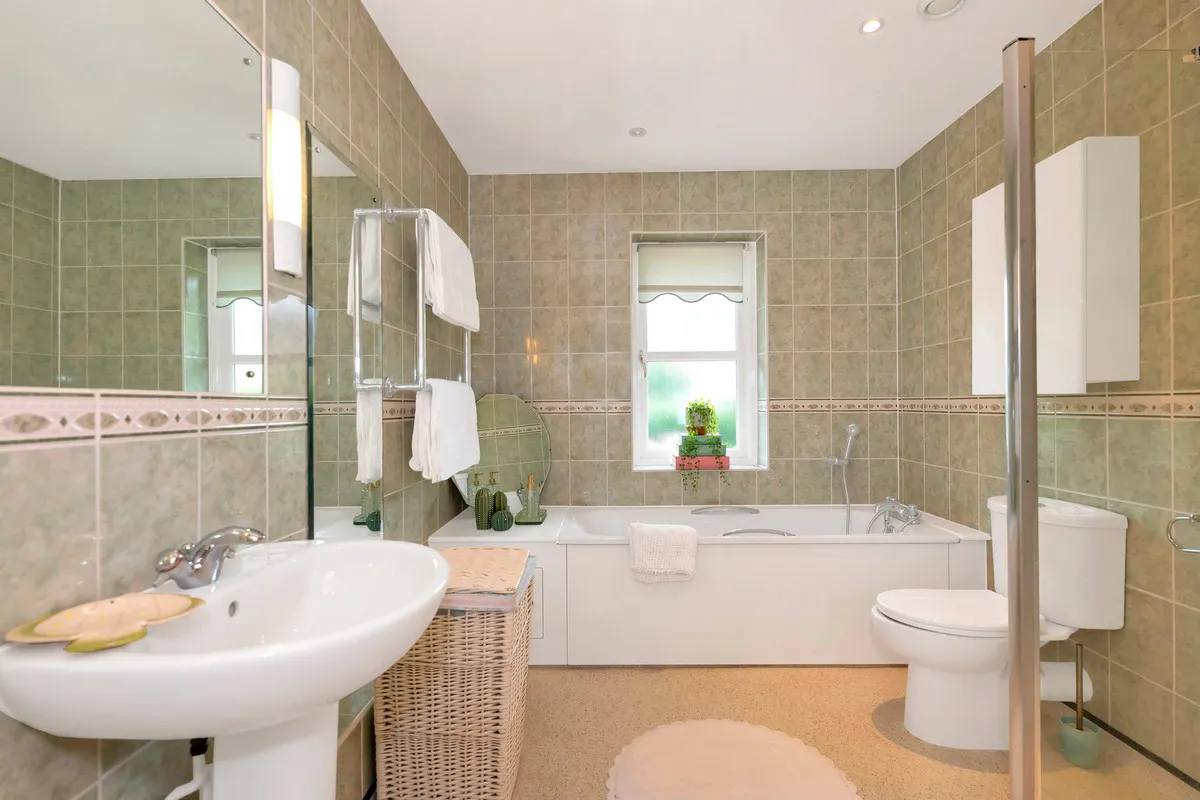 Horsham, RH13, photo 12