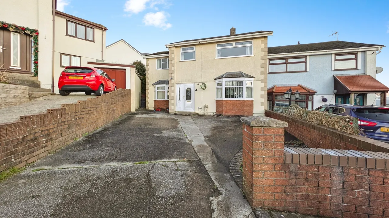 4 bed house for sale — Glenview, Pen-y-Fai, Bridgend, CF31 4LZ
