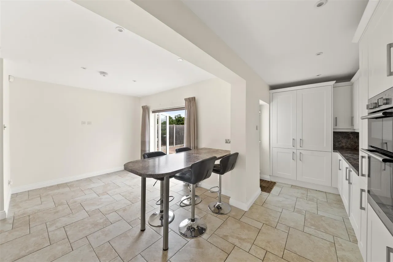Dean Close, Uxbridge, photo 12