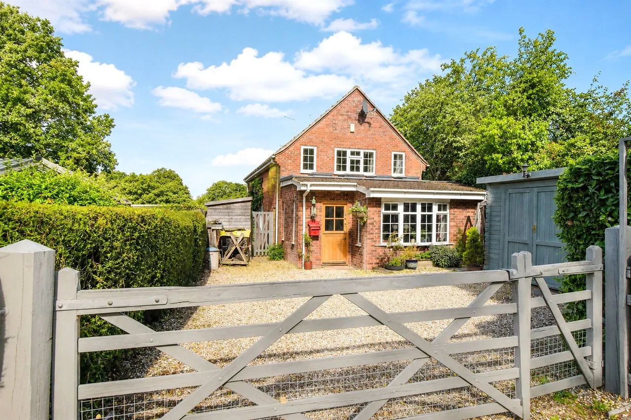 3 bed house for sale — Newnham Road, Newnham, Hook, Hampshire, RG27 9AE