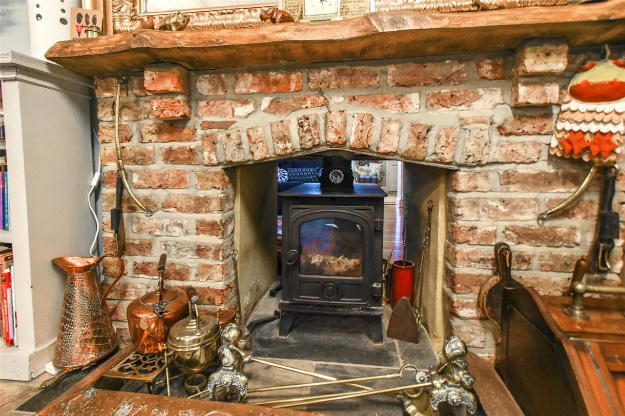 Newnham Road, Newnham, Hook, Hampshire, RG27 9AE, photo 11