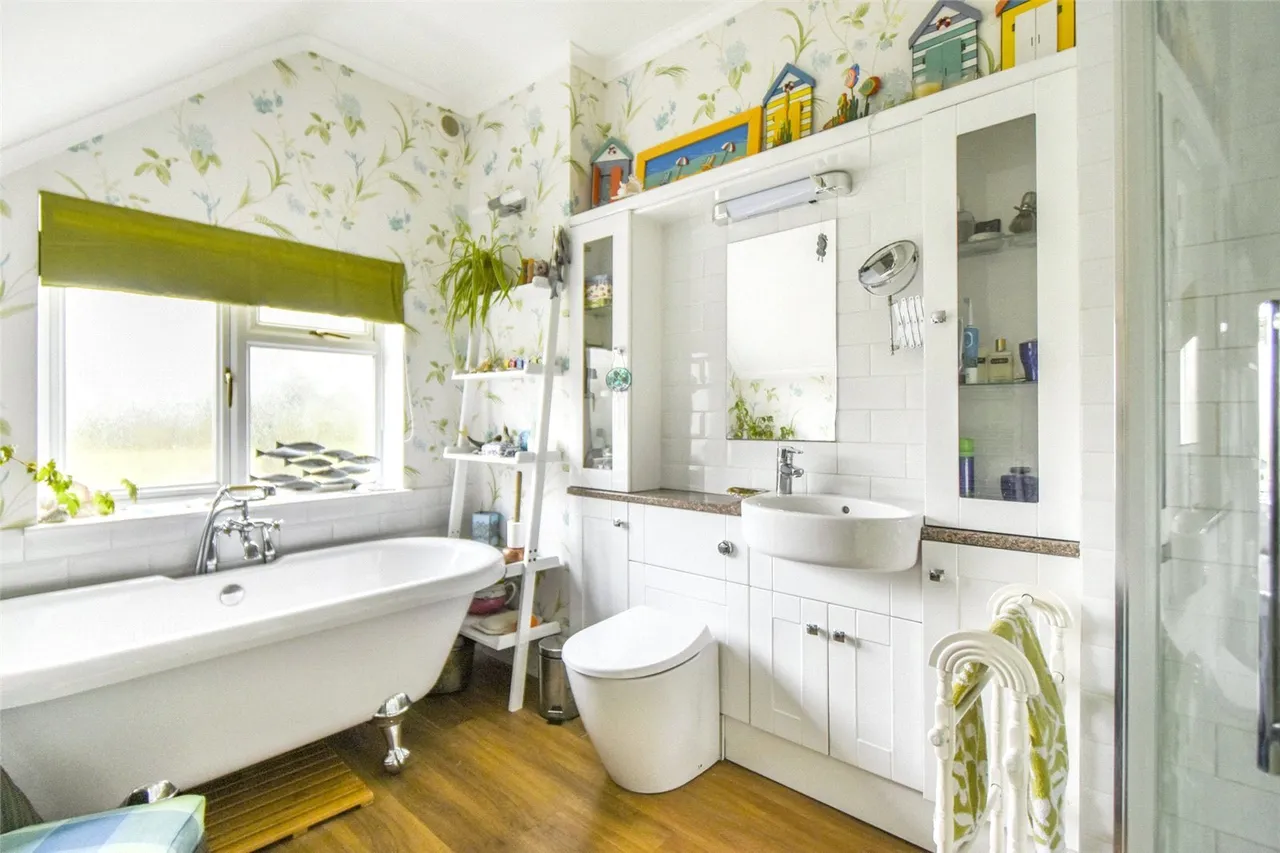 Newnham Road, Newnham, Hook, Hampshire, RG27 9AE, photo 5