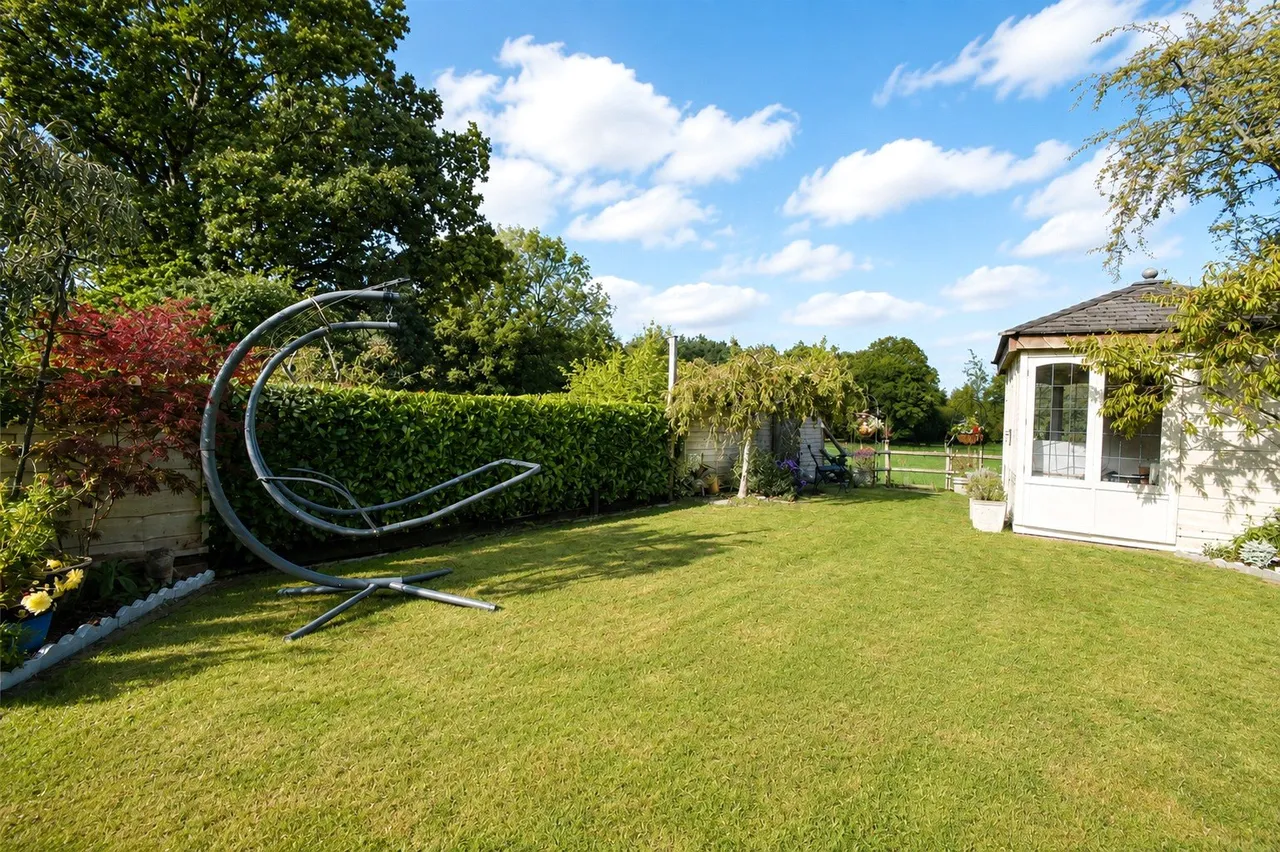 Newnham Road, Newnham, Hook, Hampshire, RG27 9AE, photo 2