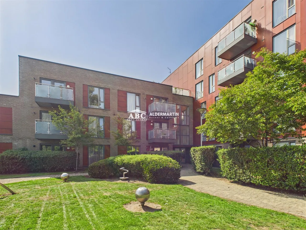 2 bed flat for sale — Flowers Close, London