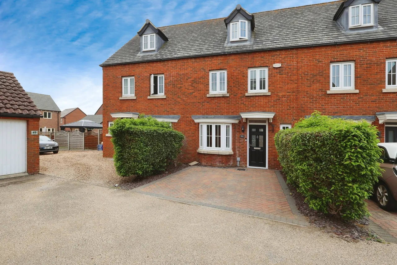 4 bed house for sale — Orchard Way, Henlow