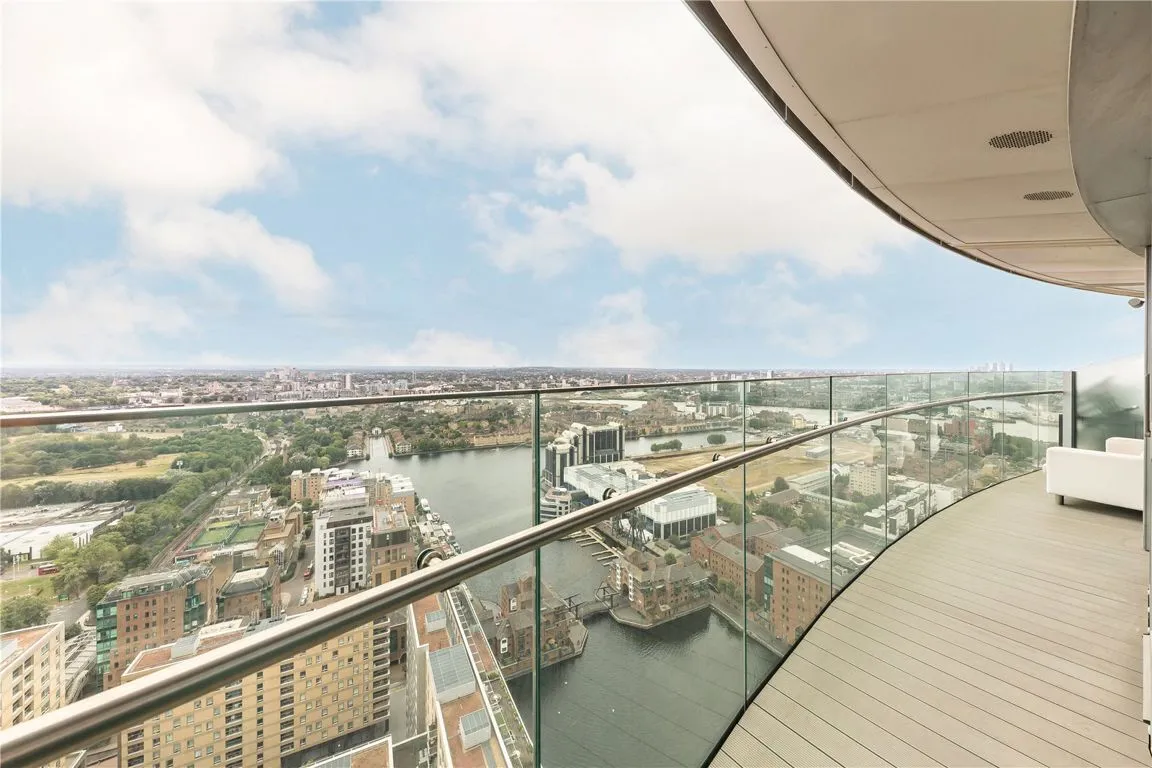 1 bed flat for sale, Crossharbour Plaza, London