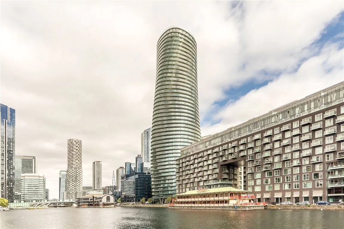 Crossharbour Plaza, London, photo 5