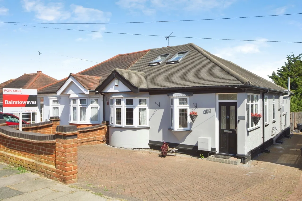 3 bed property for sale — Havering Road, Romford, RM1