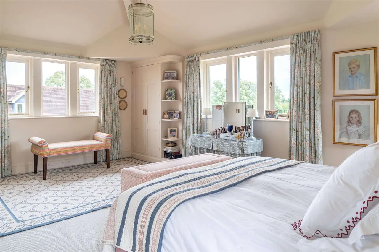 Lovington Lane, Avington, Winchester, Hampshire, SO21 1DA, photo 9