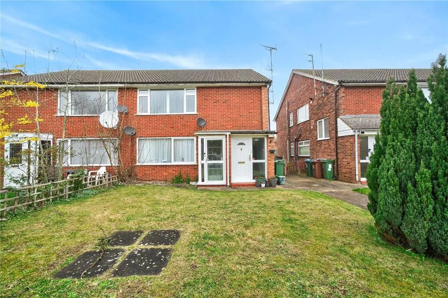 2 bed flat for sale, Ingram Avenue, Aylesbury, HP21
