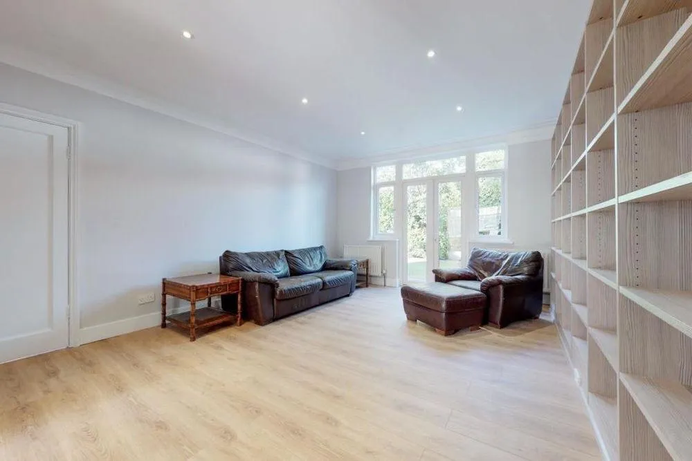 6 bed detached house to rent Highfield Gardens, London NW11, photo 4