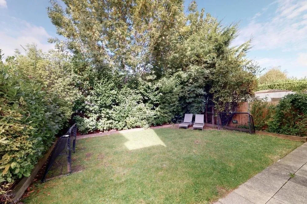 6 bed detached house to rent Highfield Gardens, London NW11, photo 9