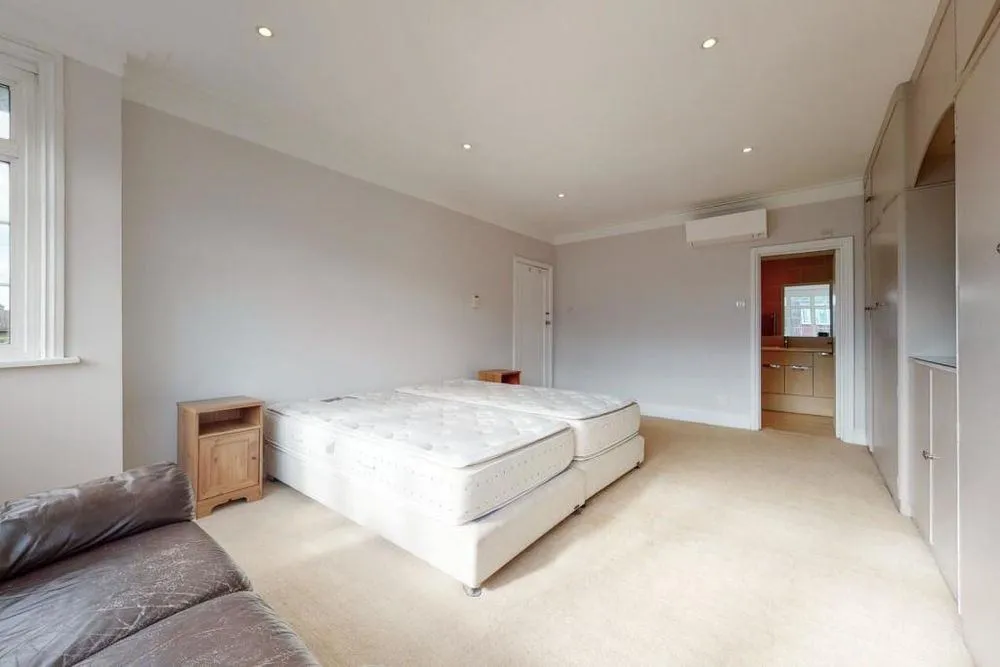 6 bed detached house to rent Highfield Gardens, London NW11, photo 6