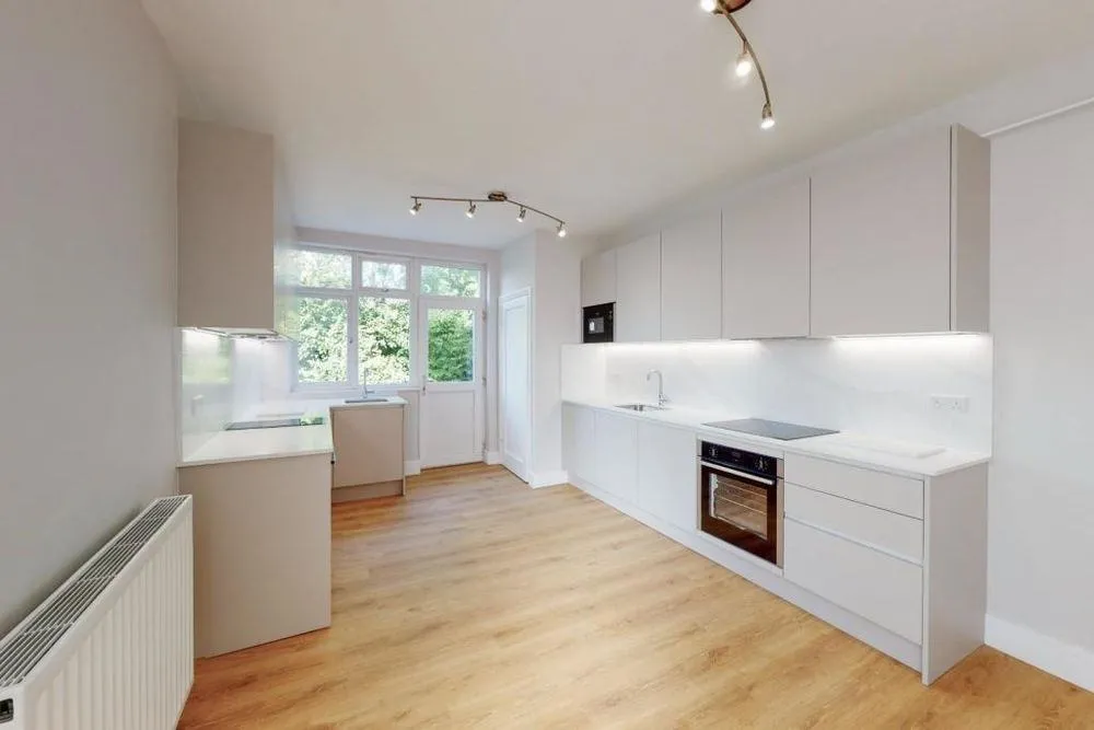 6 bed detached house to rent Highfield Gardens, London NW11, photo 2