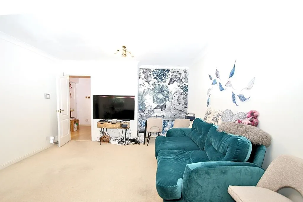 Lorne Gardens, Knaphill, GU21, photo 2