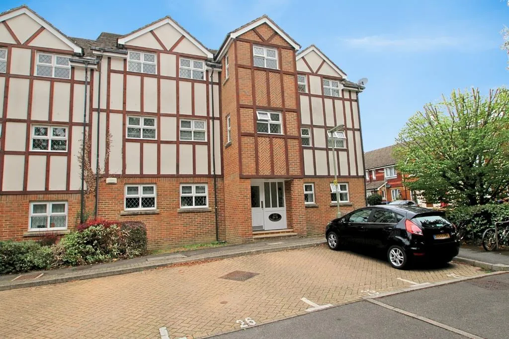 2 bed flat for sale, Lorne Gardens, Knaphill, GU21
