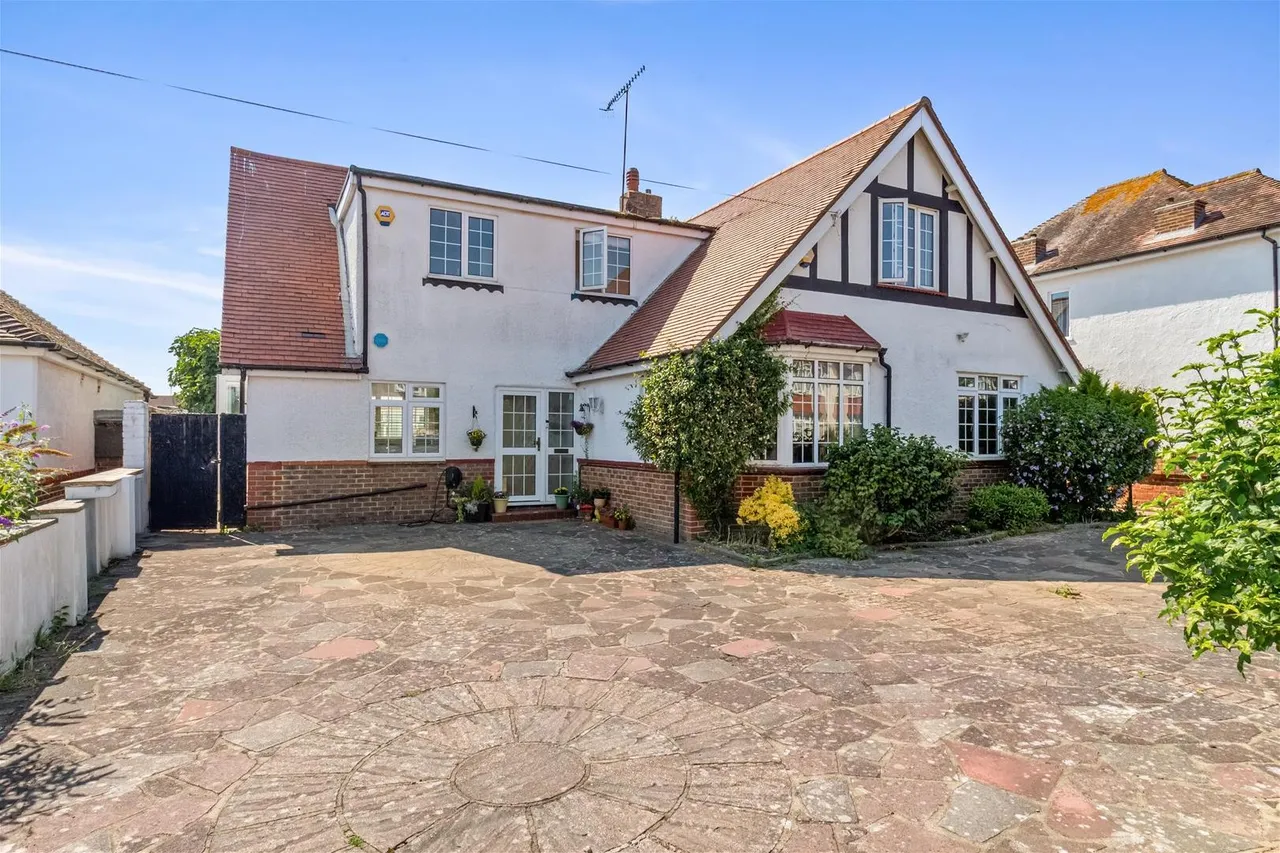 5 bed house for sale — Loxwood Avenue, Worthing