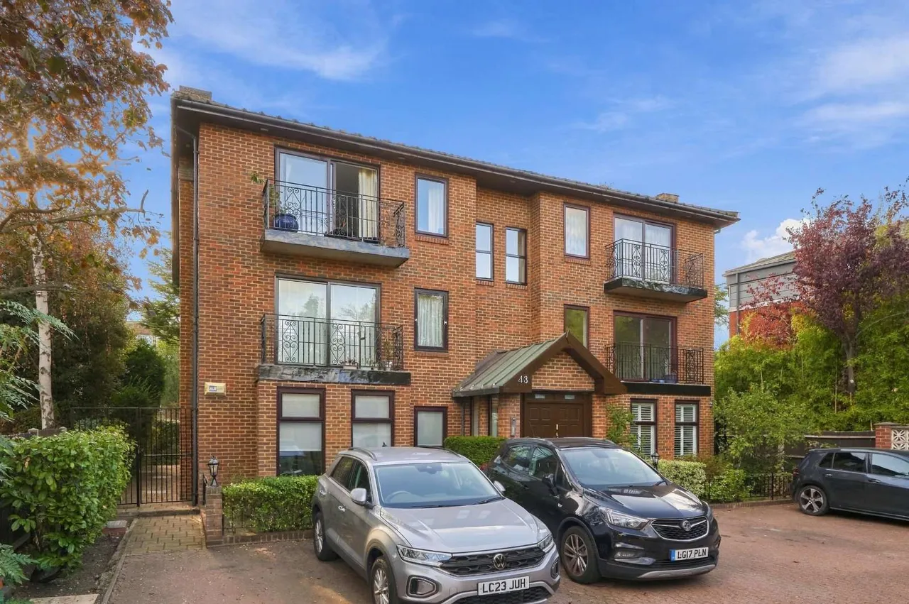 3 bed flat to rent, Edge Hill, Wimbledon, SW19