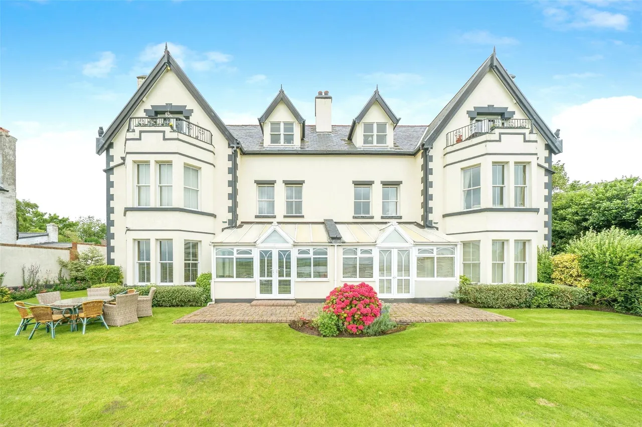 2 bed flat for sale, The Parade, Neston, CH64