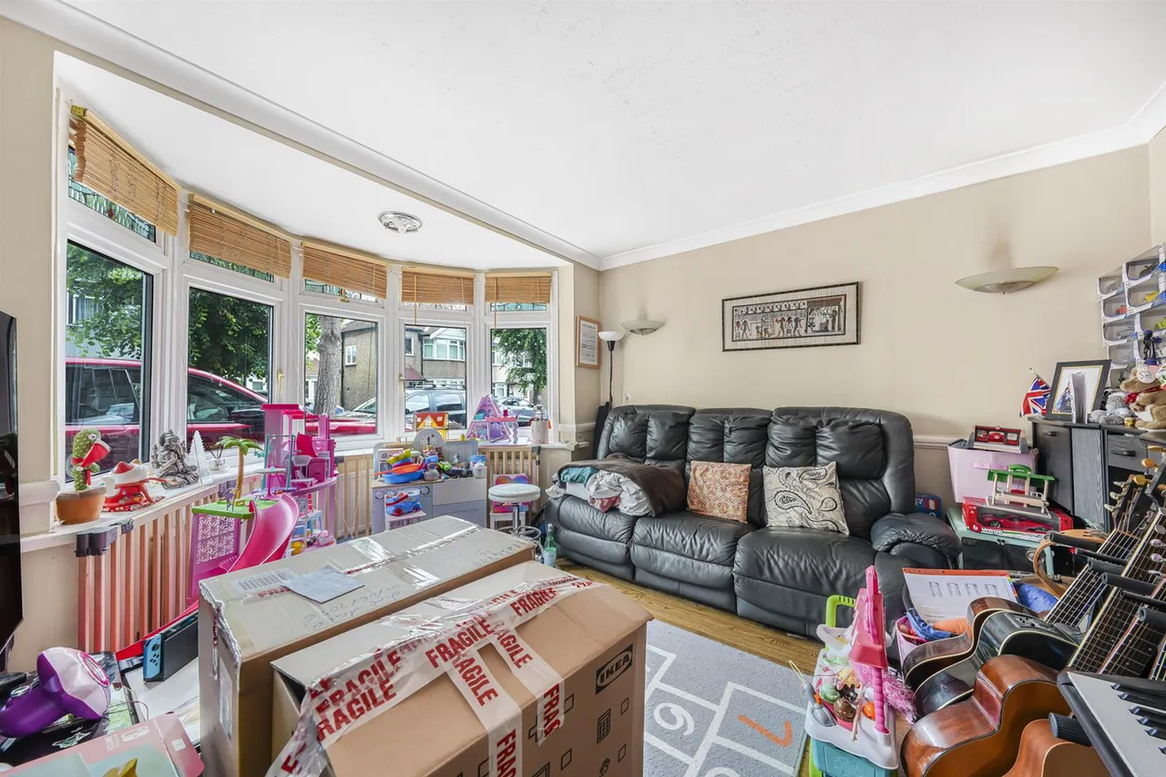 Queens Grove Road, North Chingford, E4 7BT, photo 2