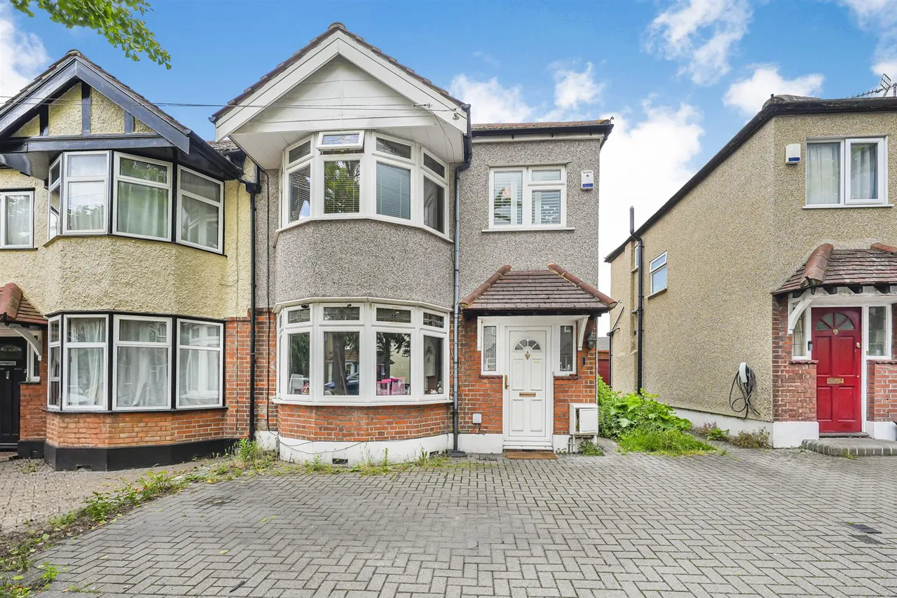 3 bed house for sale — Queens Grove Road, North Chingford, E4 7BT