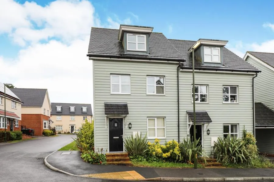 3 bed house to rent, Larkspur Drive, RH15